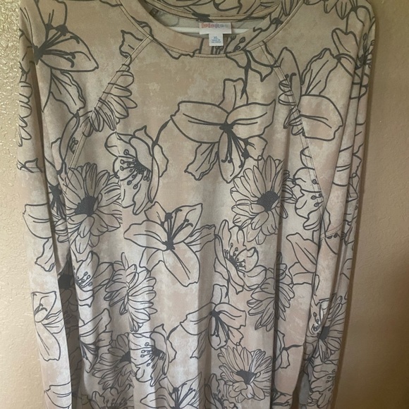 Lularoe tops only worn a couple times. Size XL - Picture 7 of 10